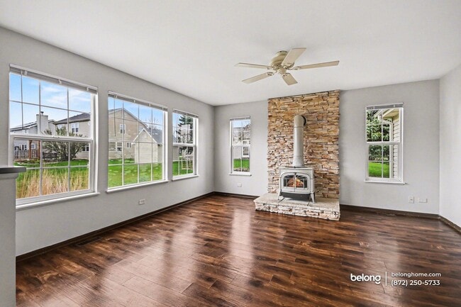 631 Yoakum Blvd in Oswego, IL - Foto de edificio - Building Photo