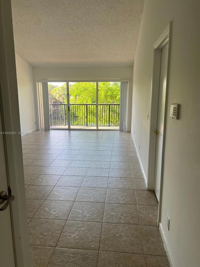 8821 Wiles Rd in Coral Springs, FL - Building Photo - Building Photo
