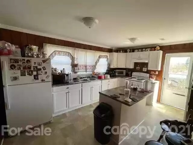 3354 Clay Dr in Lenoir, NC - Foto de edificio - Building Photo