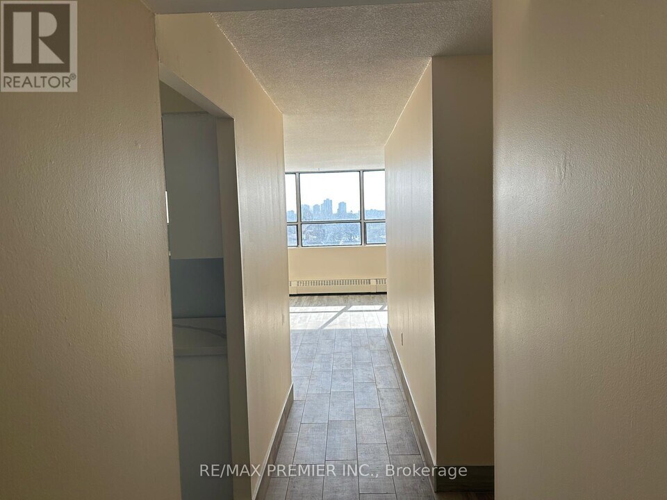 45 Sunrise Ave in Toronto, ON - Building Photo