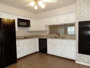 8110 Amurwood Dr in Tomball, TX - Building Photo - Building Photo