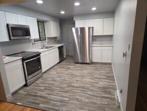 437 S Vaughn Way in Aurora, CO - Building Photo - Building Photo