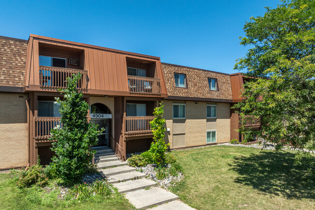 Towne Square Apartments in Lansing, MI - Building Photo - Building Photo