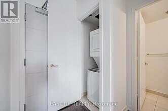 203 College St in Toronto, ON - Building Photo - Building Photo