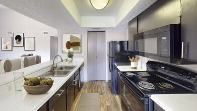 Century Park in Dallas, TX - Foto de edificio - Building Photo