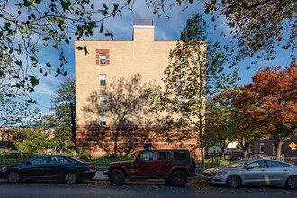 301 Parkville Ave in Brooklyn, NY - Foto de edificio - Building Photo