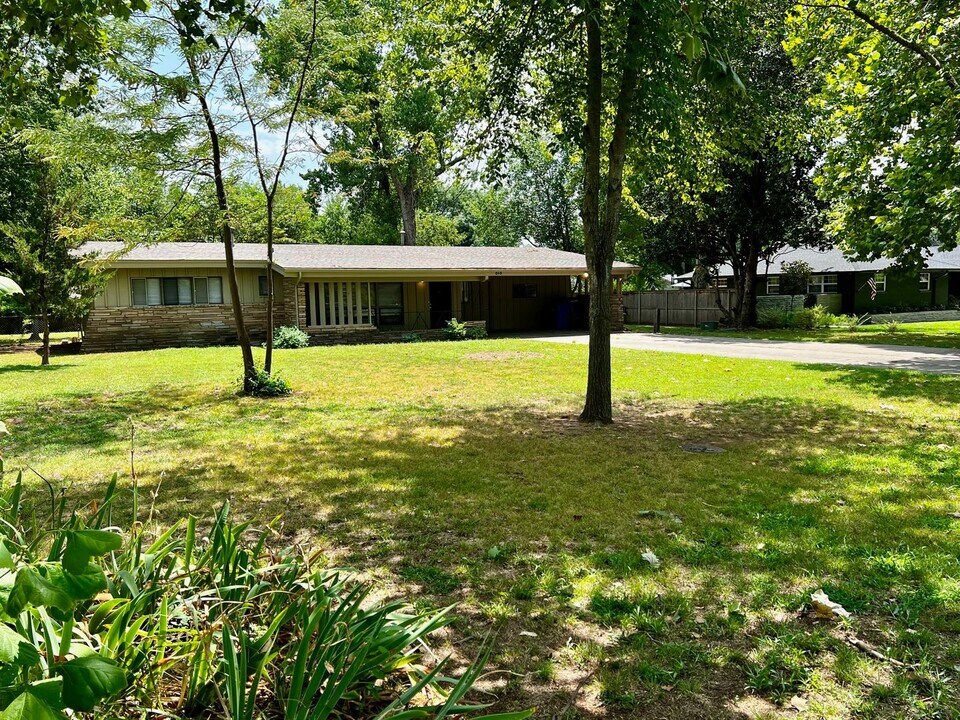 818 W Timberdell Rd in Norman, OK - Building Photo