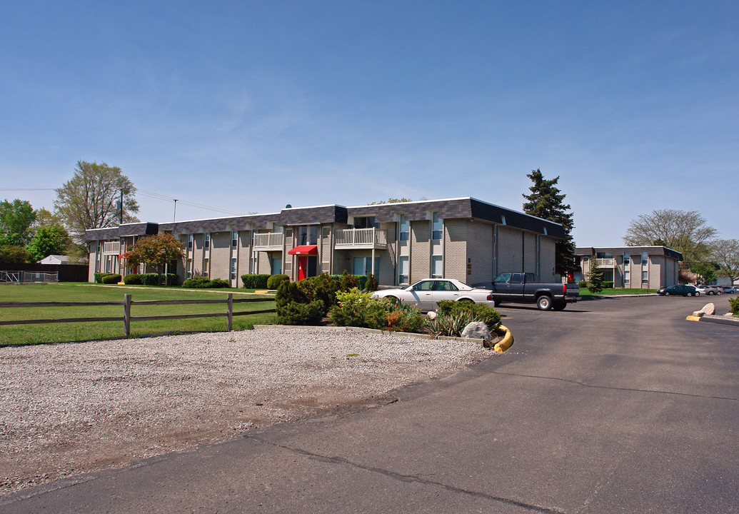 Embassy West Apartments in Waterford, MI - Building Photo