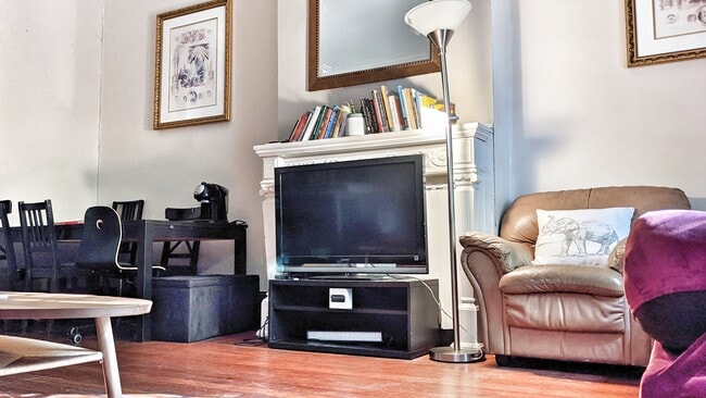 322 S 42nd St, Unit 2 in Philadelphia, PA - Foto de edificio - Building Photo