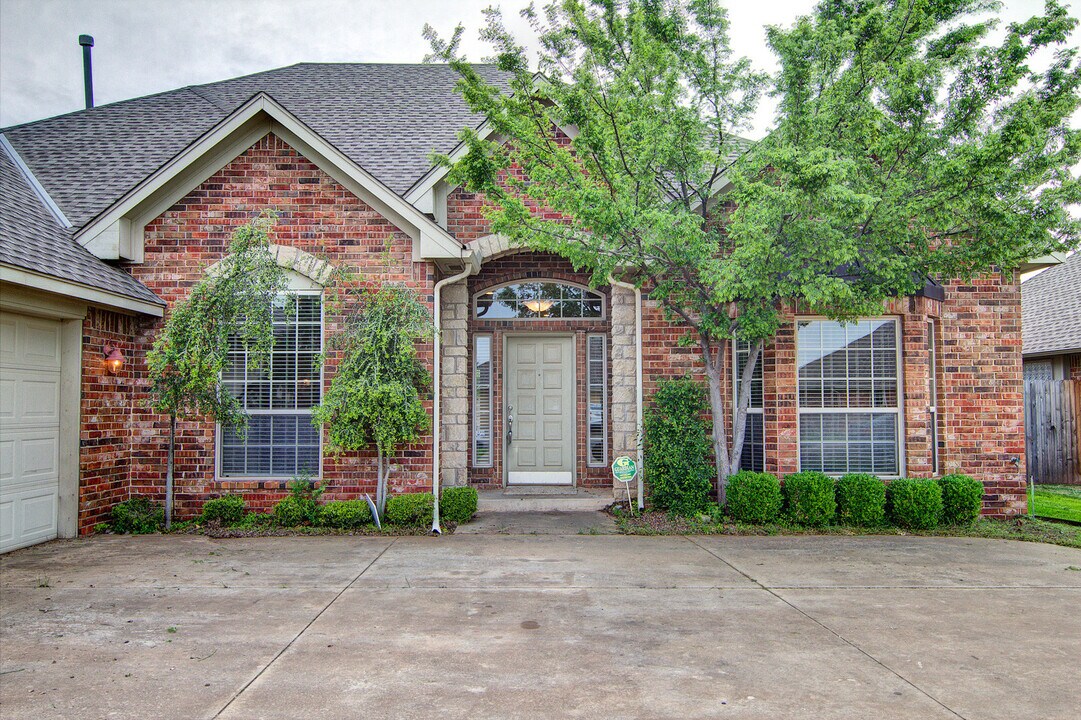 15705 Himalaya Ridge in Edmond, OK - Building Photo