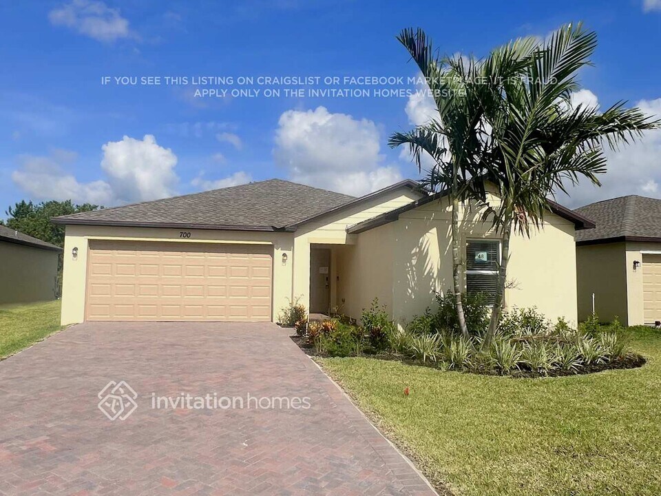 700 Carlyle Wy in Fort Pierce, FL - Building Photo
