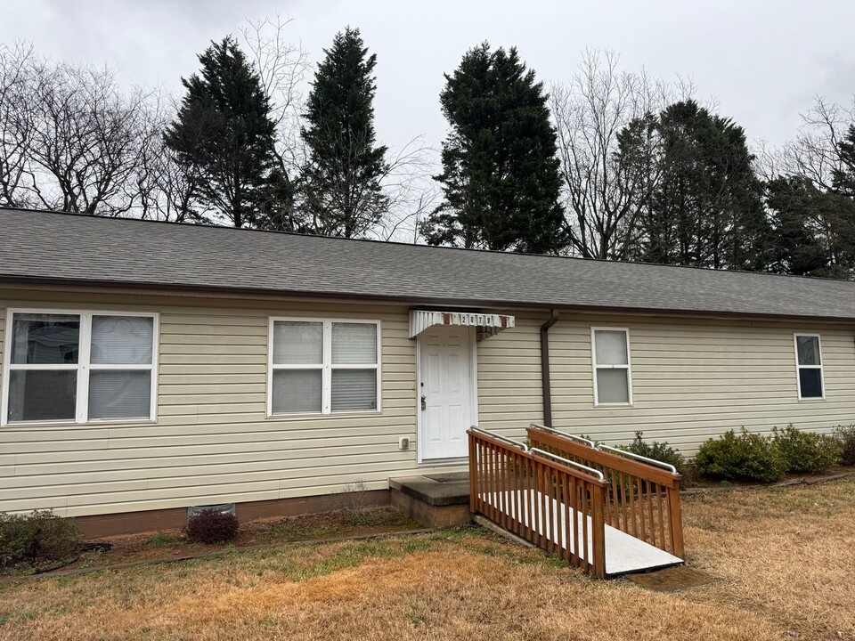 2079 N Whisnant Ave in Newton, NC - Building Photo