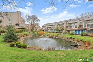 1465 E Putnam Ave in Greenwich, CT - Building Photo