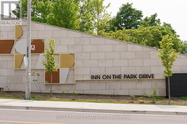 2001-2010 INN ON THE PARK Dr in North York, ON - Building Photo - Building Photo