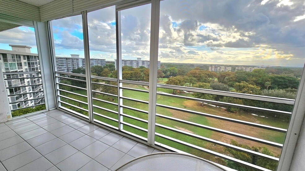 575 Oaks Ln, Unit 1010 in Pompano Beach, FL - Building Photo