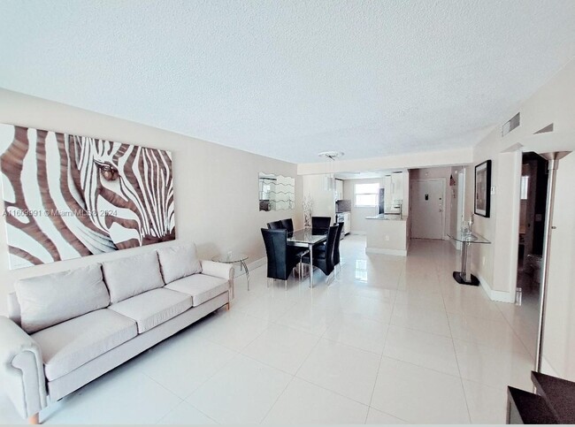 201 178th Dr, Unit 209 LE CARTIER in Sunny Isles Beach, FL - Building Photo - Building Photo