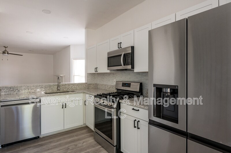 348 Lakeridge Ct in Riverdale, GA - Building Photo
