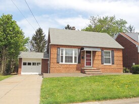 5683 Wellington Rd in Lyndhurst, OH - Building Photo