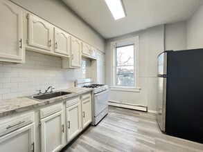 90 E 25th St, Unit 3 in Bayonne, NJ - Building Photo - Building Photo