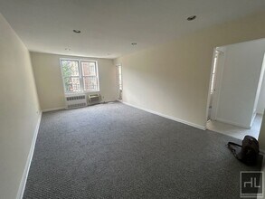 245-20 Grand Central Pkwy-Unit -5L in Queens, NY - Foto de edificio - Building Photo