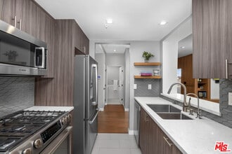 930 N Doheny Dr in West Hollywood, CA - Building Photo - Building Photo