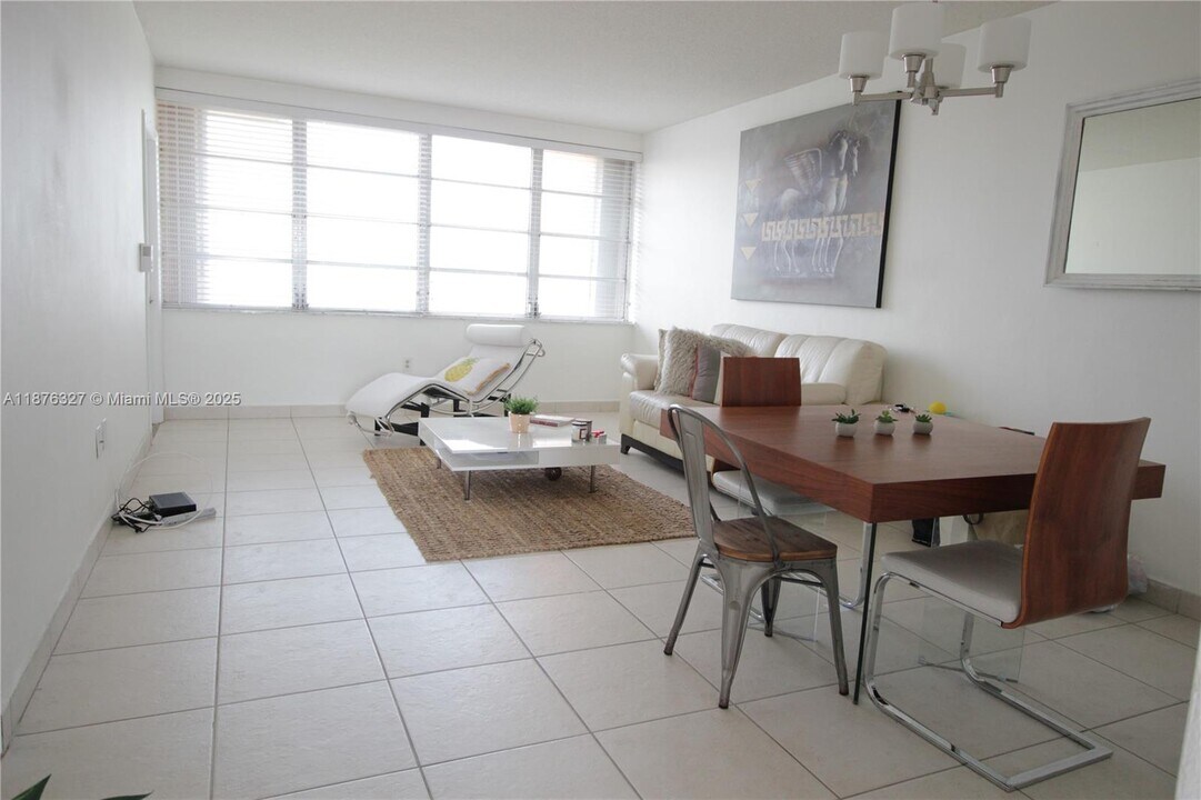 1591 NE Miami Gardens Dr in Miami, FL - Building Photo