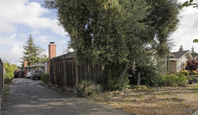 1592-1594 Roosevelt Ave in Redwood City, CA - Foto de edificio - Building Photo