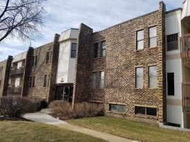 2216 Country Club Dr in Woodridge, IL - Building Photo