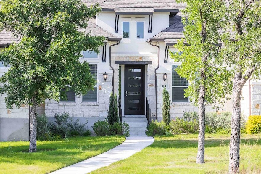 101 Woodstock Cir in Spicewood, TX - Building Photo