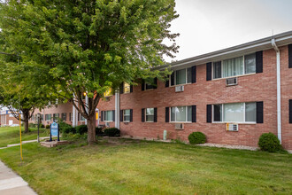 River Park Apartments in Waukesha, WI - Foto de edificio - Building Photo