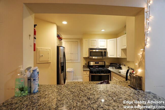 56 Egmont St, Unit 1 in Brookline, MA - Building Photo - Building Photo