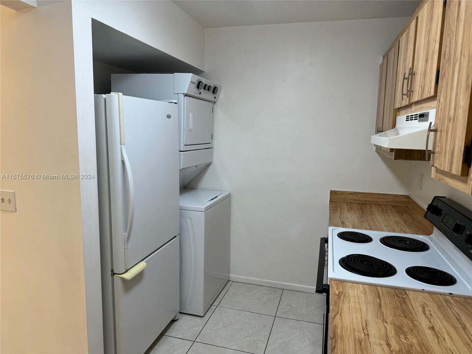 10054 NW 6th St, Unit 204 in Pembroke Pines, FL - Building Photo