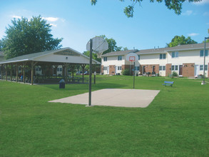 Cedar Valley Townhouses in Cedar Rapids, IA - Building Photo - Building Photo