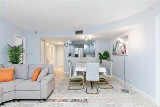2401 S Ocean Dr, Unit 404 in Hollywood, FL - Foto de edificio - Building Photo