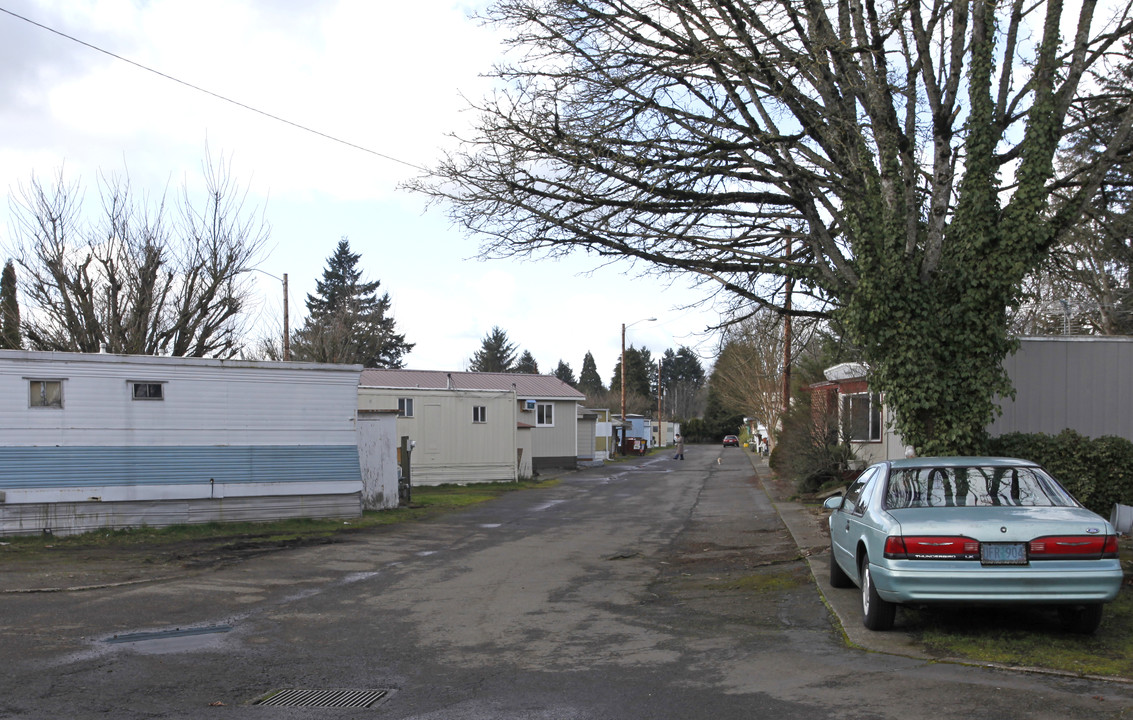 Circle Cedar Court (mobile home) in Portland, OR - Building Photo