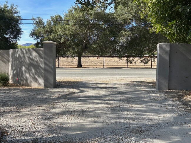 174 S La Luna Ave in Ojai, CA - Building Photo - Building Photo