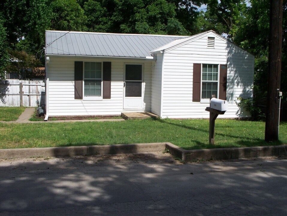 208 Bryan St in Weatherford, TX - Building Photo