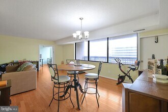 3713 S George Mason Dr in Falls Church, VA - Foto de edificio - Building Photo