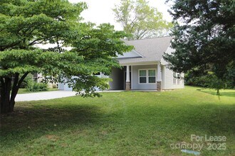 300 Commodore Loop in Mooresville, NC - Building Photo - Building Photo
