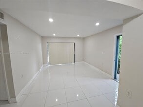 6901 NW 179th St in Hialeah, FL - Building Photo - Building Photo