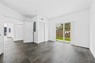 1490 SE 15th St, Unit 104 in Fort Lauderdale, FL - Building Photo - Building Photo