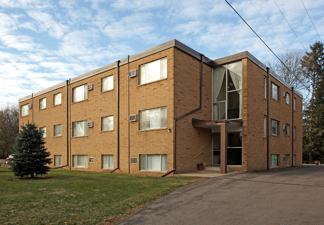 English Manor in Maplewood, MN - Foto de edificio - Building Photo