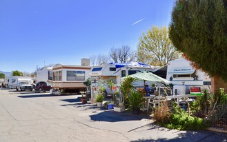 Hemet Valley Travel Trailer Park in Hemet, CA - Foto de edificio - Building Photo