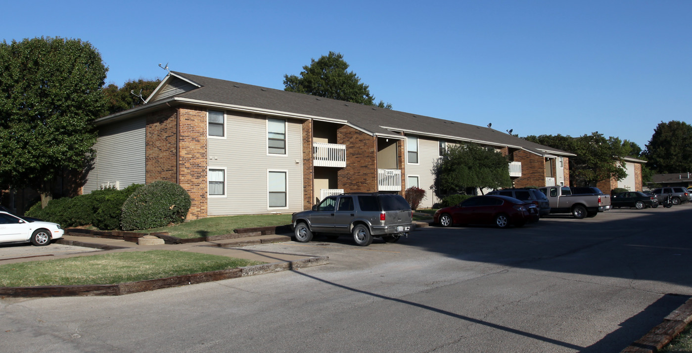 The Village Apartments in Bartlesville, OK - Building Photo