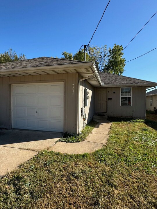 2550 W Lombard St in Springfield, MO - Foto de edificio