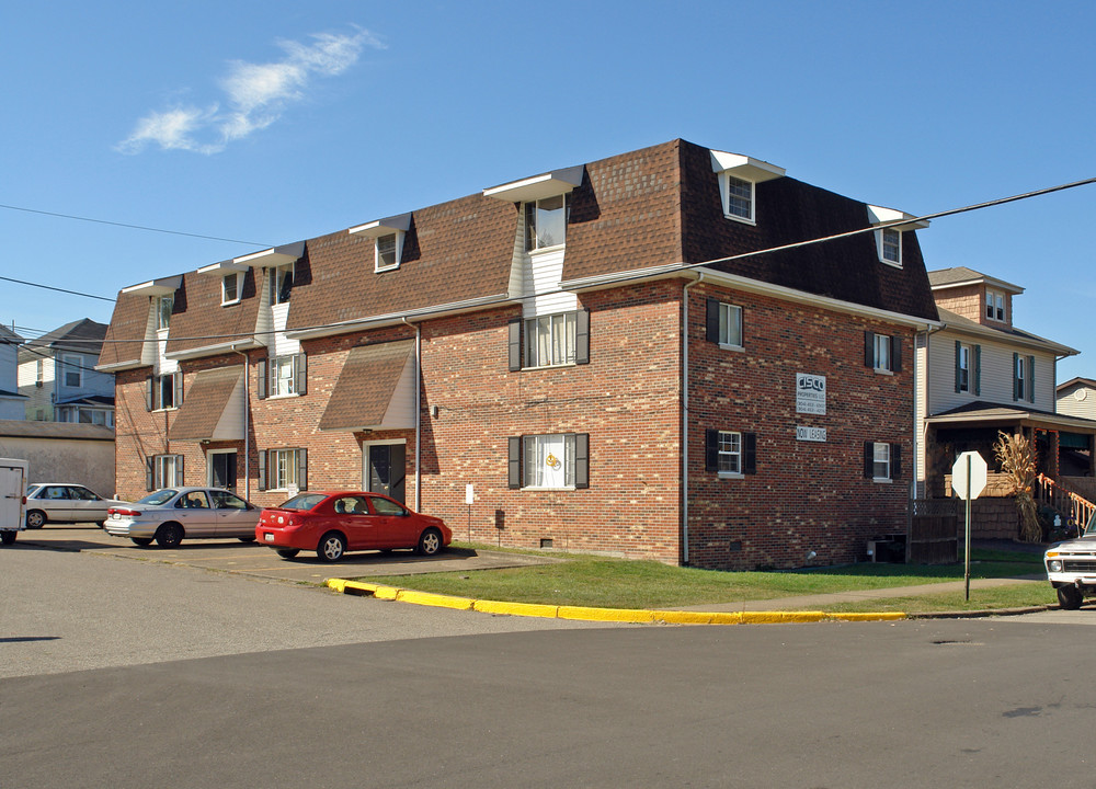 900 Chestnut St in Kenova, WV - Building Photo