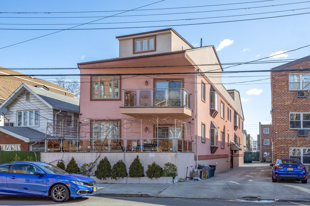 1095 Sheepshead Bay Rd in Brooklyn, NY - Building Photo