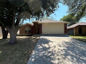 2000 Holly Springs Dr in Taylor, TX - Building Photo