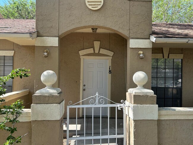 601 St James Dr in Laredo, TX - Building Photo - Building Photo