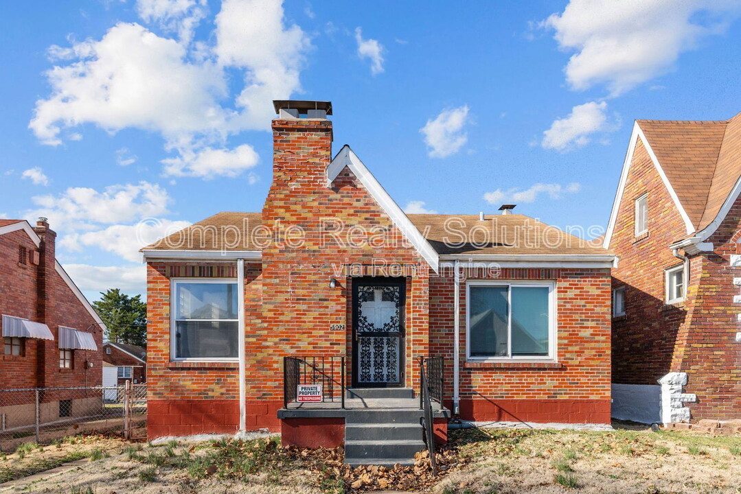 5902 Dressell Ave in St. Louis, MO - Building Photo